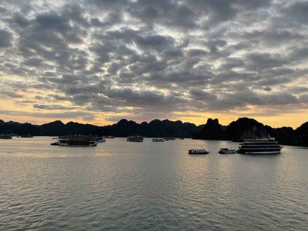 Západ slunce na lodi, Ha Long