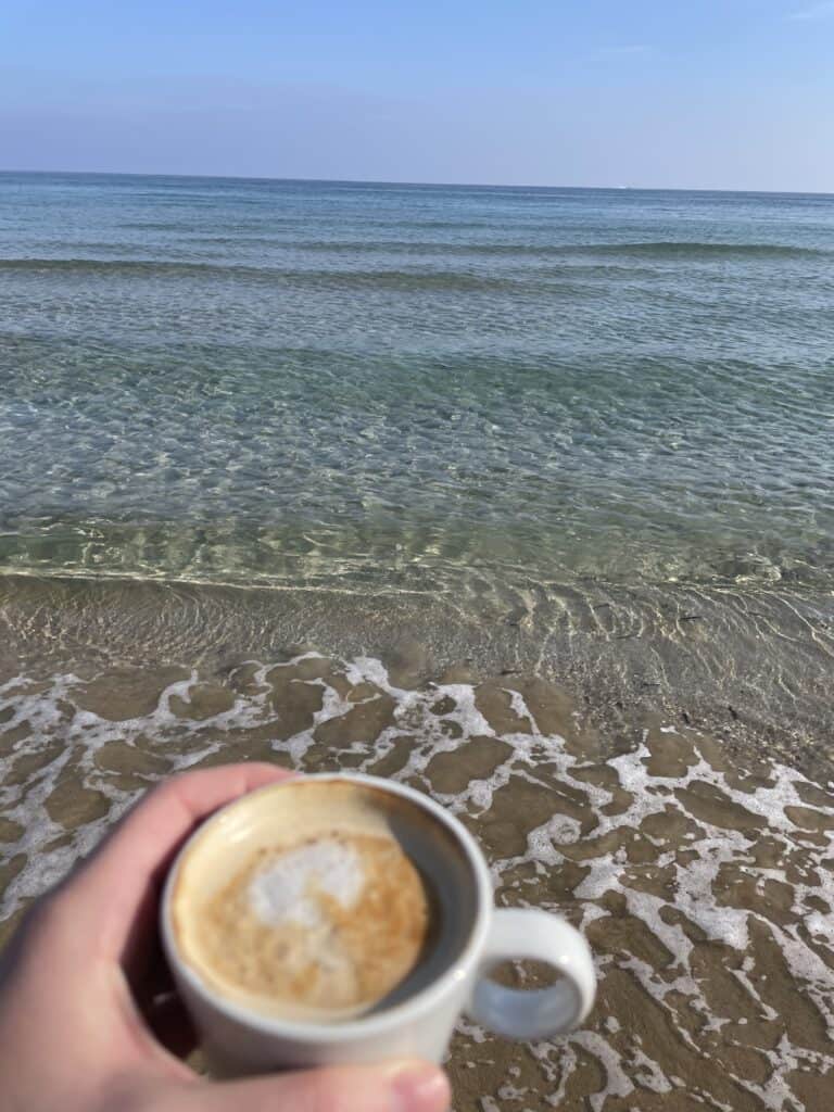 Arenales del Sol, kafe na pláži